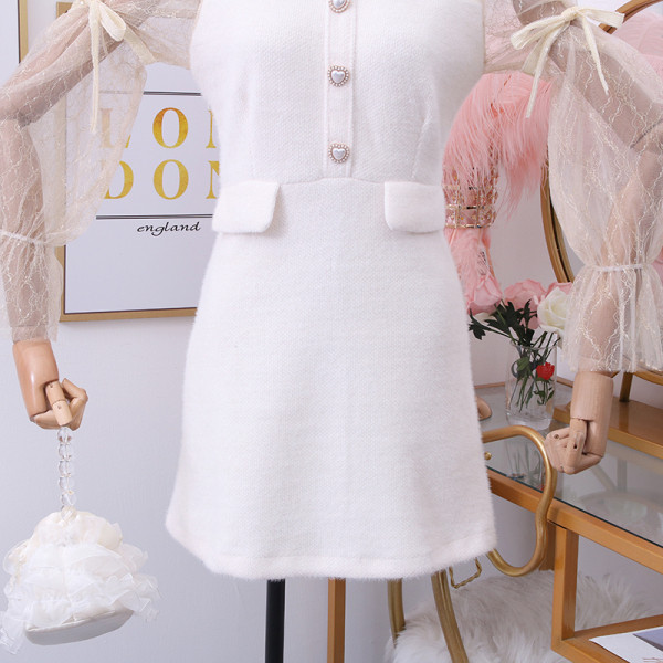 Női ruha gombokkal, spitz nyakkivágással és pecsét ujjakkal