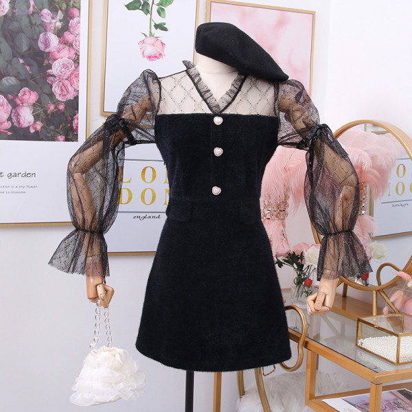 Női ruha gombokkal, spitz nyakkivágással és pecsét ujjakkal