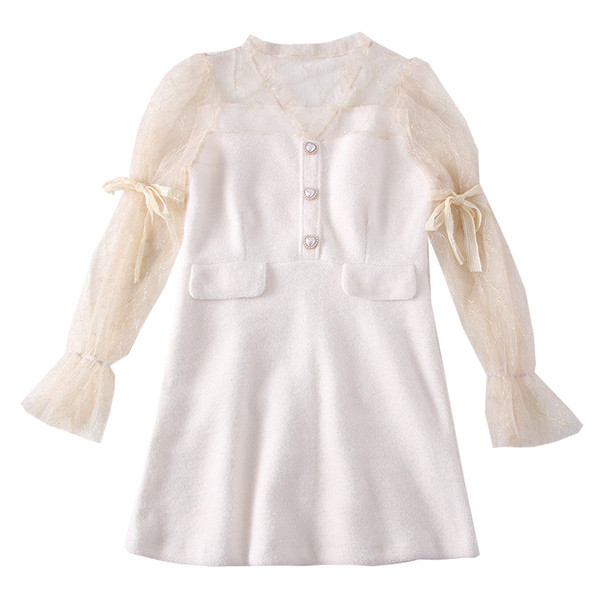 Női ruha gombokkal, spitz nyakkivágással és pecsét ujjakkal