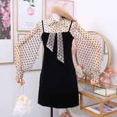 Modern női ruha széles ujjú tüllből és szalagból