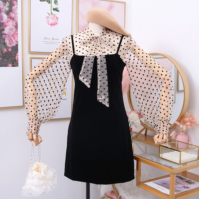 Modern női ruha széles ujjú tüllből és szalagból