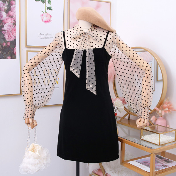 Modern női ruha széles ujjú tüllből és szalagból