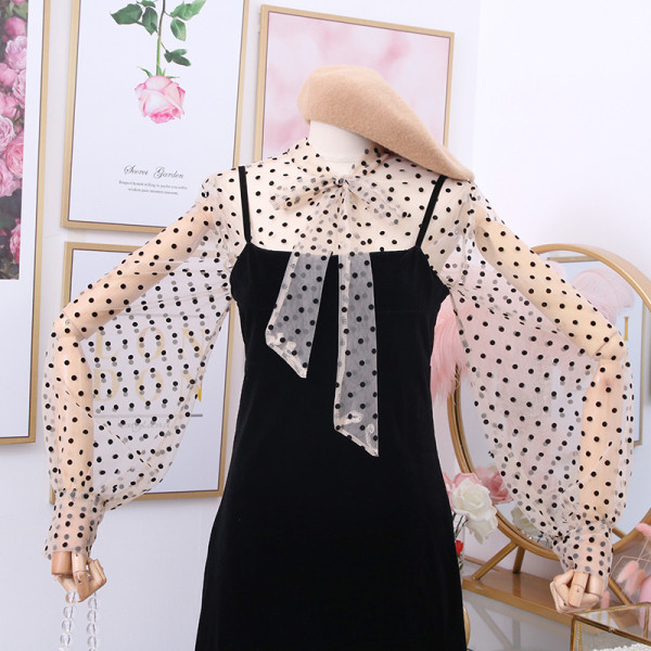 Modern női ruha széles ujjú tüllből és szalagból