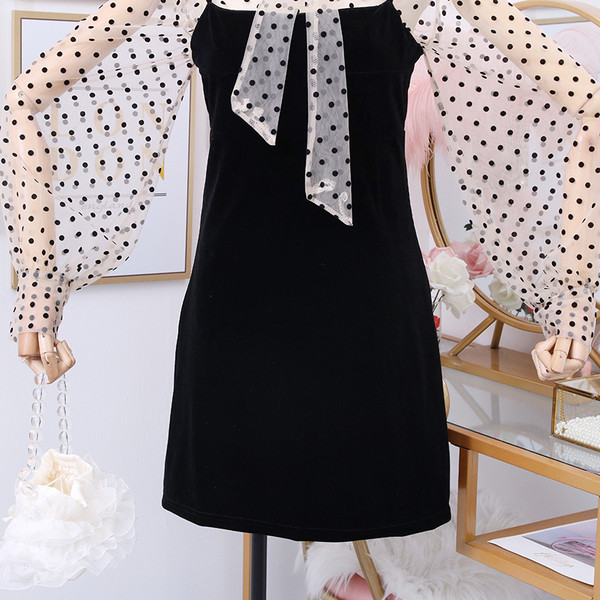 Modern női ruha széles ujjú tüllből és szalagból