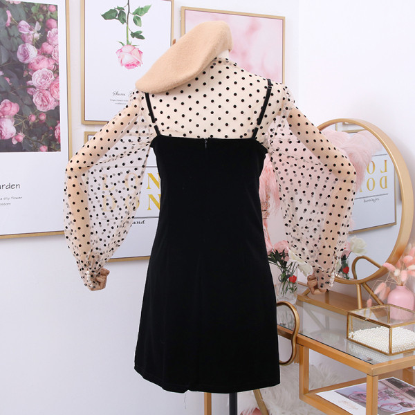 Modern női ruha széles ujjú tüllből és szalagból