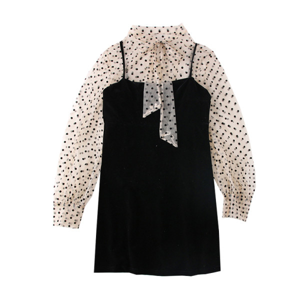 Modern női ruha széles ujjú tüllből és szalagból