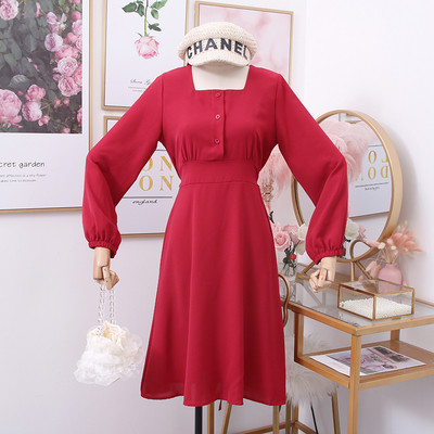 Női alkalmi ruha négyzet alakú nyakkivágással és hosszú ujjakkal