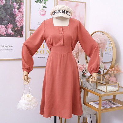 Női alkalmi ruha négyzet alakú nyakkivágással és hosszú ujjakkal