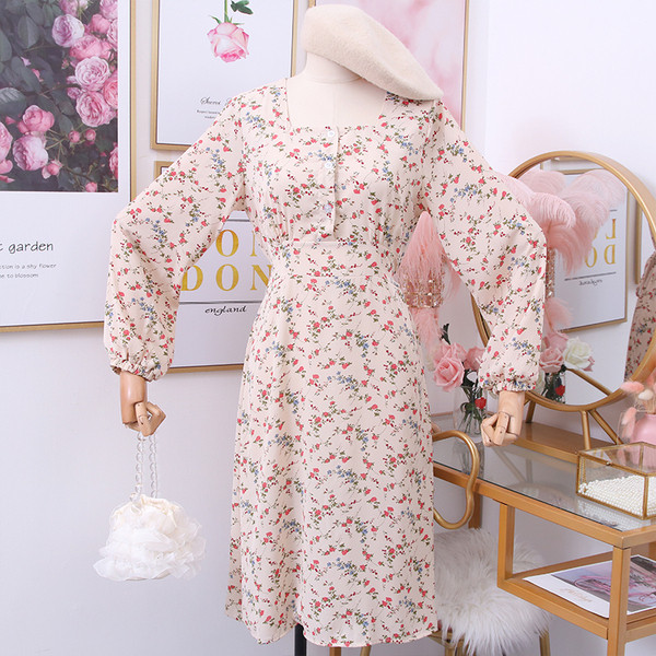 Modern női ruha szögletes nyakkivágással és virágmotívumokkal