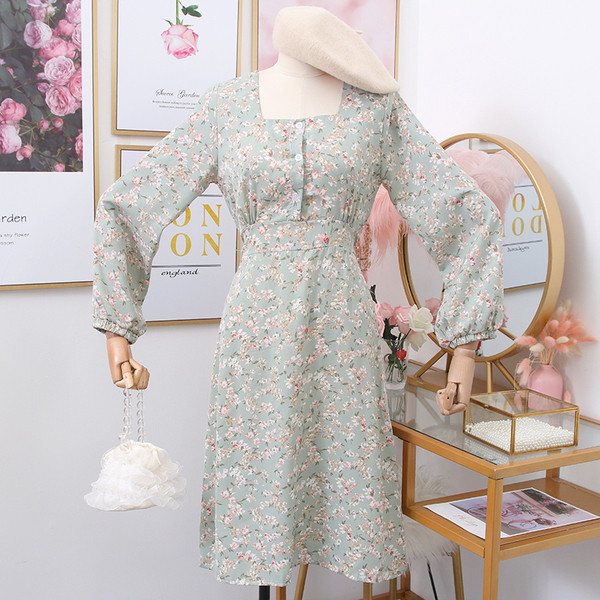 Modern női ruha szögletes nyakkivágással és virágmotívumokkal