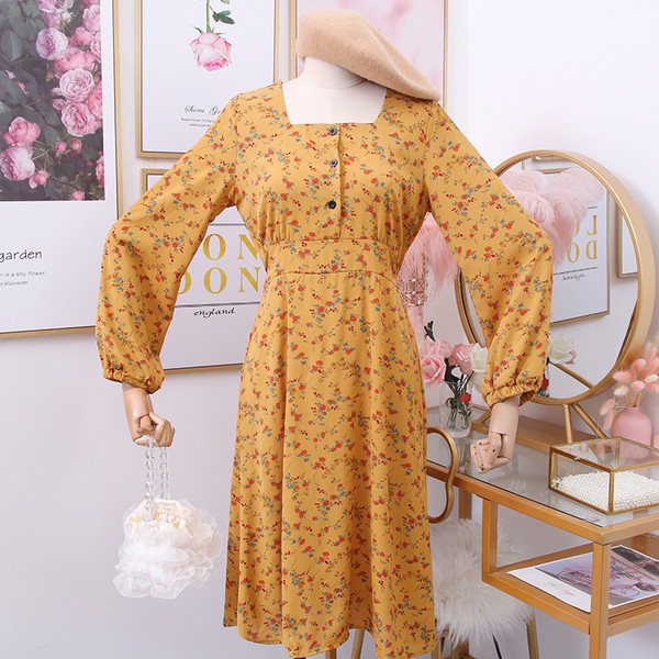 Modern női ruha szögletes nyakkivágással és virágmotívumokkal