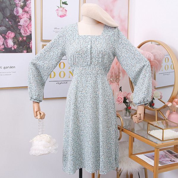 Modern női ruha szögletes nyakkivágással és virágmotívumokkal