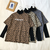 Széles női blúz magas gallérral és leopárdmintával