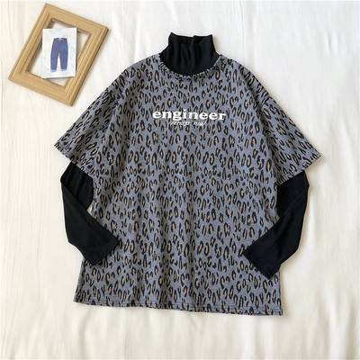 Széles női blúz magas gallérral és leopárdmintával