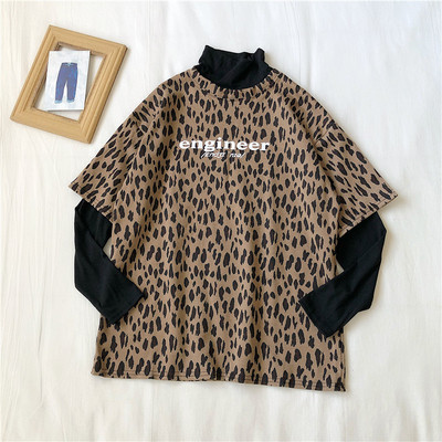 Széles női blúz magas gallérral és leopárdmintával