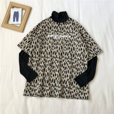 Széles női blúz magas gallérral és leopárdmintával