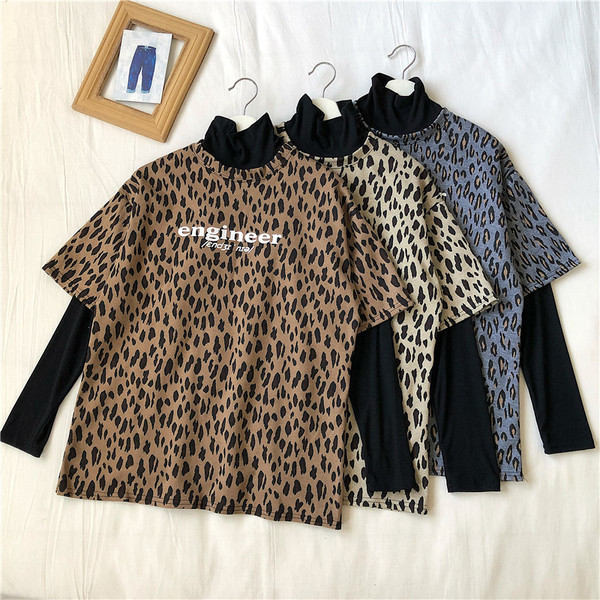 Széles női blúz magas gallérral és leopárdmintával