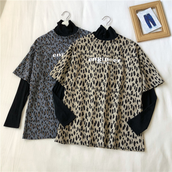 Széles női blúz magas gallérral és leopárdmintával