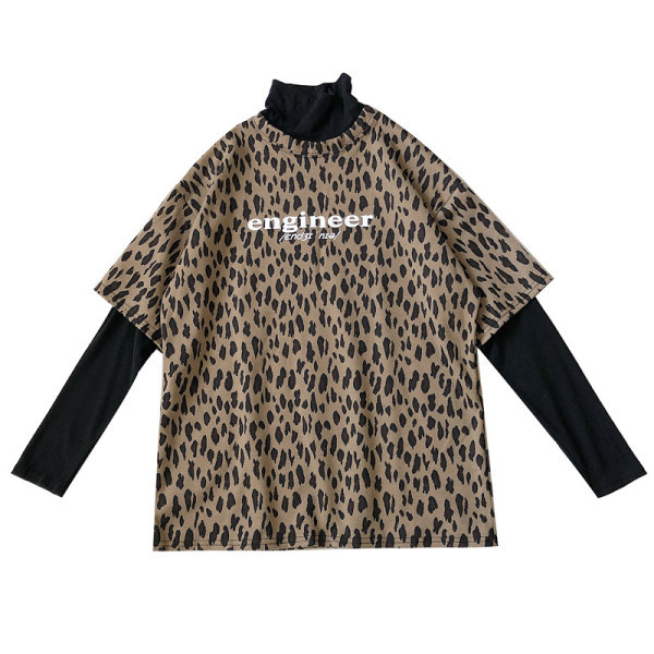 Széles női blúz magas gallérral és leopárdmintával