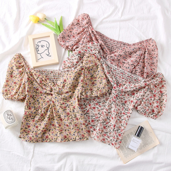 Modern női blúz rövid ujjú, spitz nyakkivágással és virágmintával