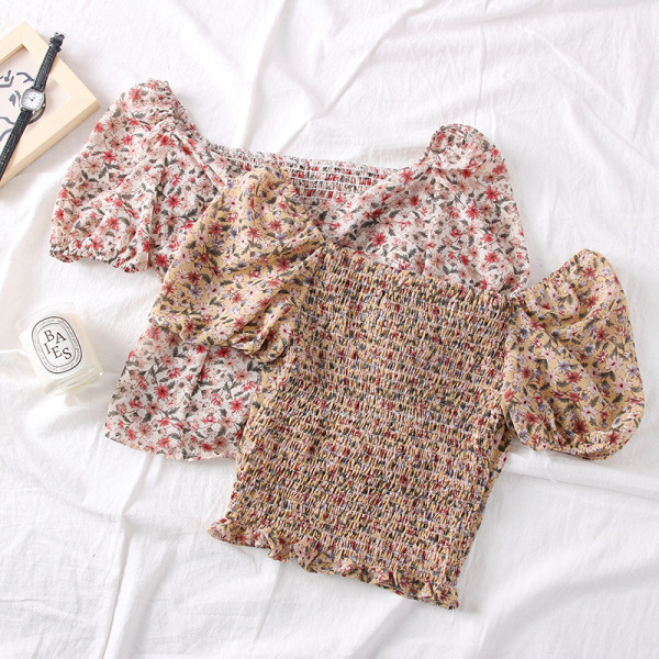 Modern női blúz rövid ujjú, spitz nyakkivágással és virágmintával