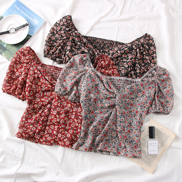 Modern női blúz rövid ujjú, spitz nyakkivágással és virágmintával