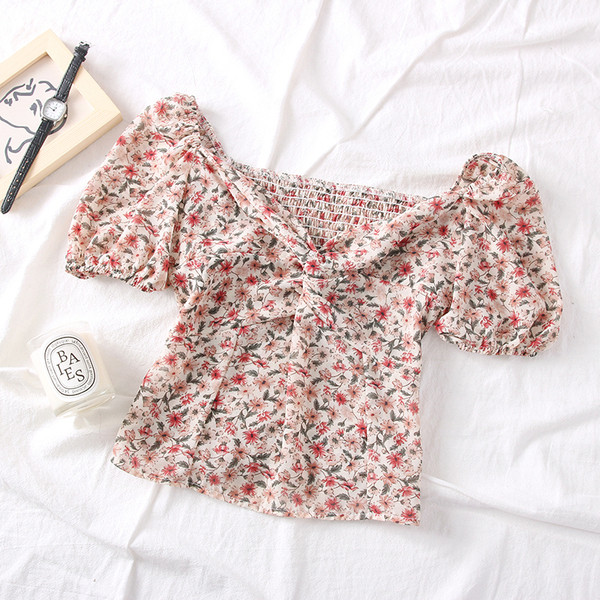 Modern női blúz rövid ujjú, spitz nyakkivágással és virágmintával