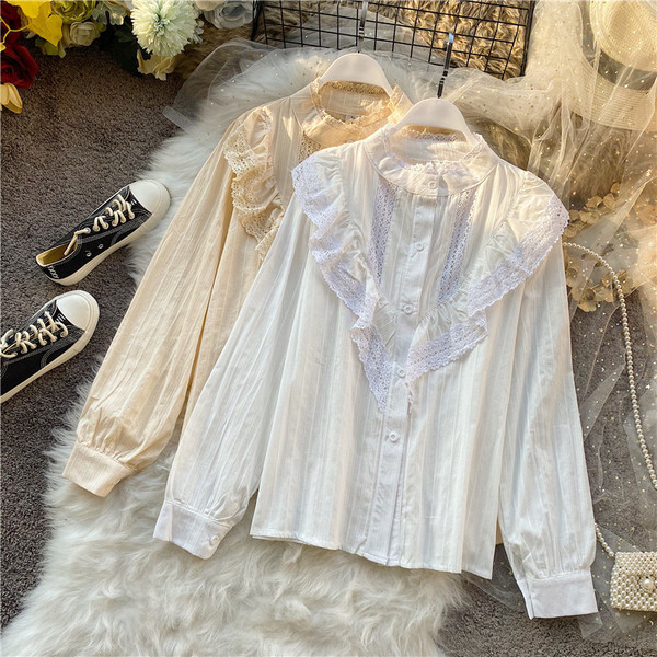 Alkalmi női ing magas gallérral, hosszú ujjal és csipkével