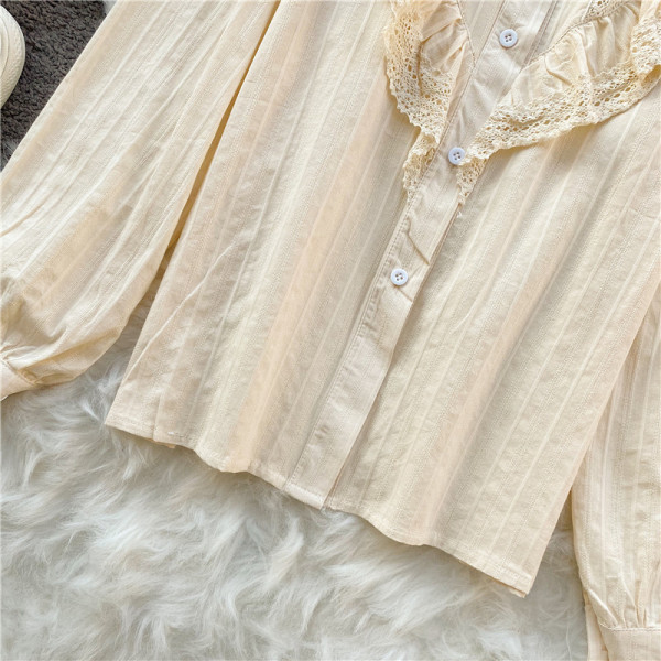 Alkalmi női ing magas gallérral, hosszú ujjal és csipkével