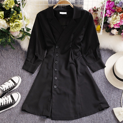 Modern női ruha gombokkal és V-nyakkal