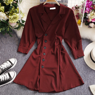 Modern női ruha gombokkal és V-nyakkal