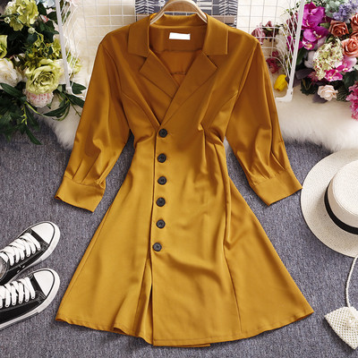 Modern női ruha gombokkal és V-nyakkal