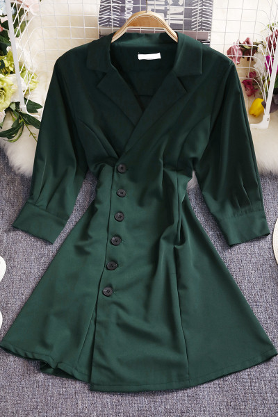 Modern női ruha gombokkal és V-nyakkal