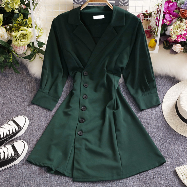 Modern női ruha gombokkal és V-nyakkal