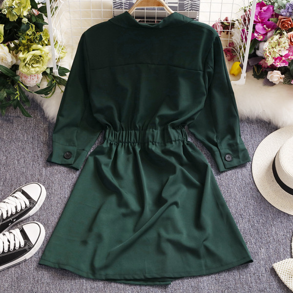 Modern női ruha gombokkal és V-nyakkal