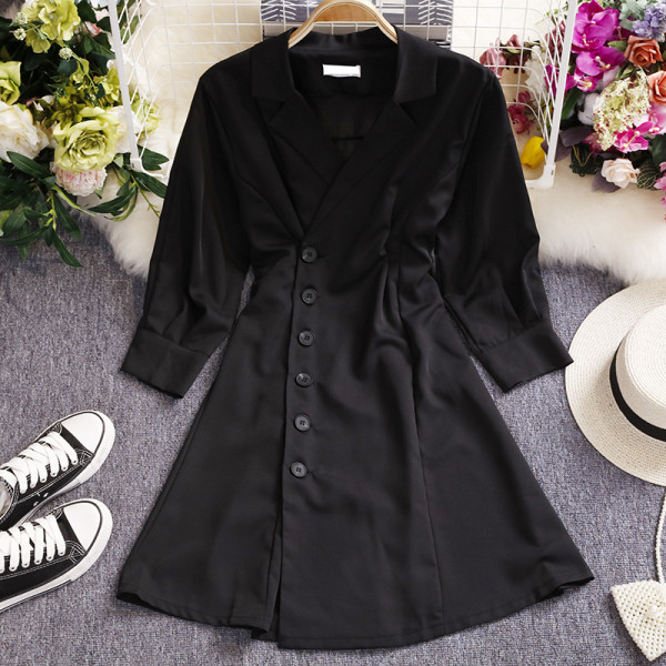 Modern női ruha gombokkal és V-nyakkal