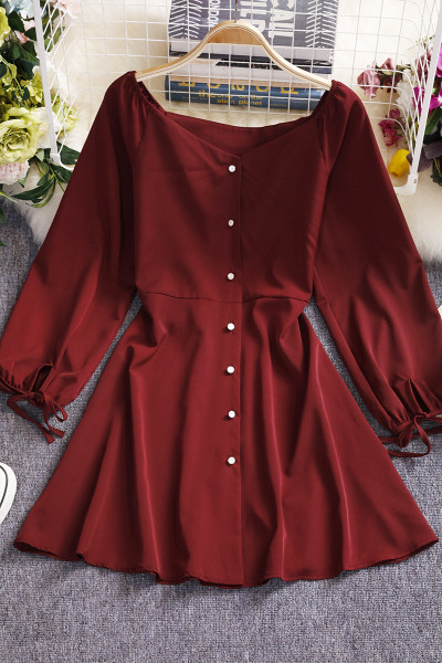 Retro stílusú női ruha gombokkal és spitz nyakkivágással