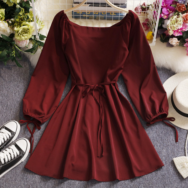 Retro stílusú női ruha gombokkal és spitz nyakkivágással