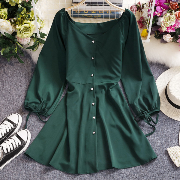 Retro stílusú női ruha gombokkal és spitz nyakkivágással