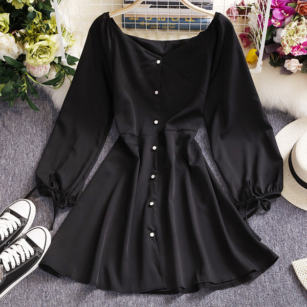 Retro stílusú női ruha gombokkal és spitz nyakkivágással