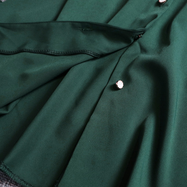 Retro stílusú női ruha gombokkal és spitz nyakkivágással