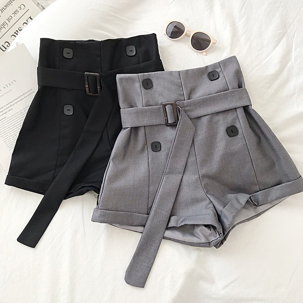 Stílusos női rövidnadrág magas derékkal és övvel