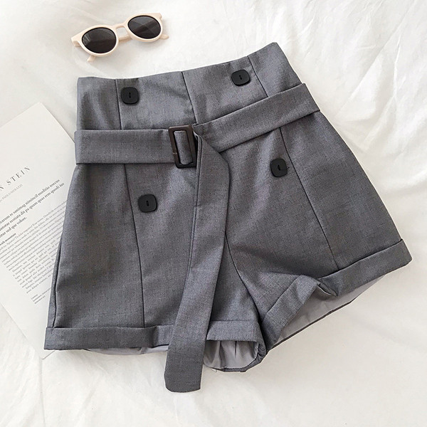 Stílusos női rövidnadrág magas derékkal és övvel