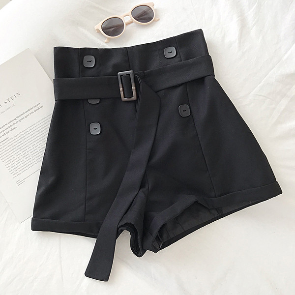 Stílusos női rövidnadrág magas derékkal és övvel