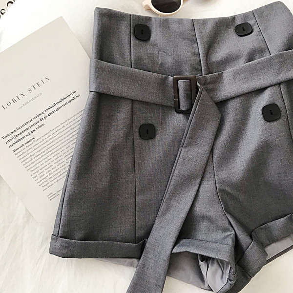 Stílusos női rövidnadrág magas derékkal és övvel