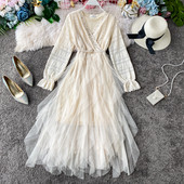 Stílusos női ruha tüll, gyöngy és spitz nyakkivágással