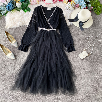 Stílusos női ruha tüll, gyöngy és spitz nyakkivágással