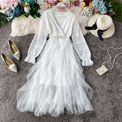 Stílusos női ruha tüll, gyöngy és spitz nyakkivágással