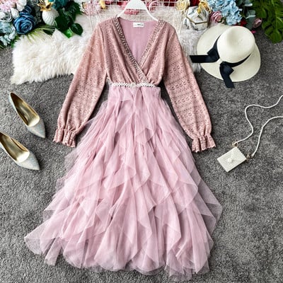 Stílusos női ruha tüll, gyöngy és spitz nyakkivágással