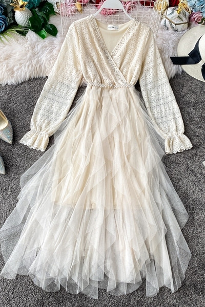 Stílusos női ruha tüll, gyöngy és spitz nyakkivágással